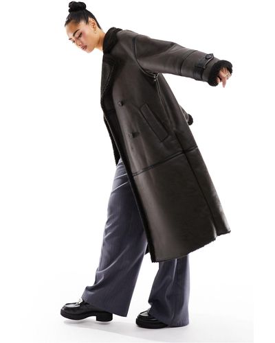 Pull&Bear Manteau long en similicuir avec détails contrastants en peau - Noir