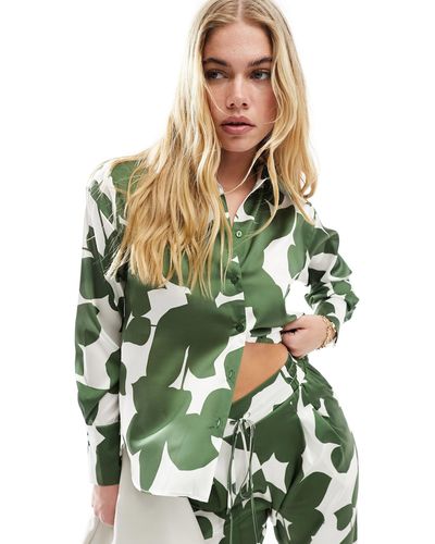 Style Cheat – oversize-hemdbluse aus satin mit grünem muster, kombiteil