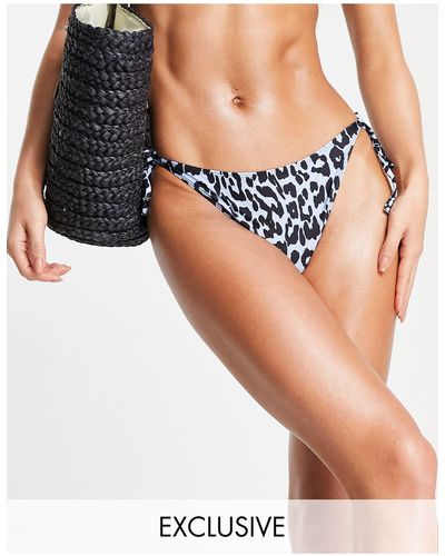 ONLY Esclusiva - slip bikini con laccetti laterali con stampa leopardata - Blu