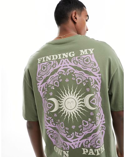 Jack & Jones Camiseta verde oliva extragrande con estampado "finding path" en la espalda - Gris