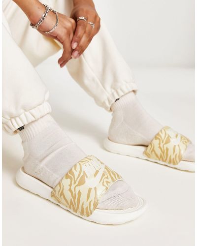Nike Victori One - Slippers Met Print - Naturel