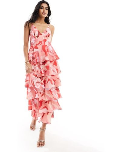 Pretty Lavish – gestuftes, wadenlanges kleid mit rüschen und rosa blumenmuster - Rot