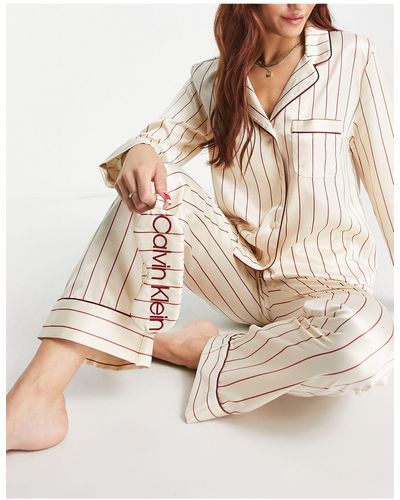 Calvin Klein – geschenk-set aus hochwertigem satin mit pyjama mit reverskragen und schlafmaske - Natur