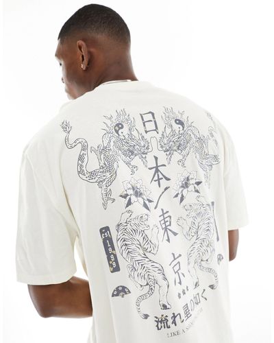 ASOS Camiseta blanca extragrande con estampado estilo souvenir en la espalda - Blanco