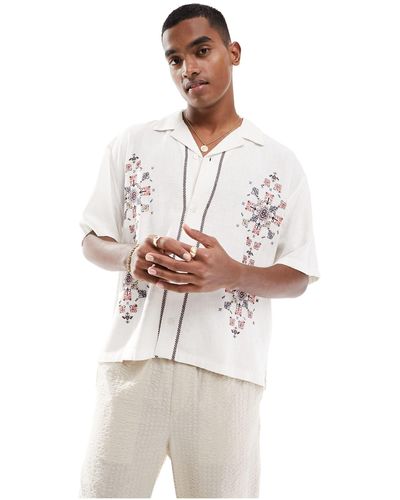 Abercrombie & Fitch – besticktes, kurzärmliges hemd aus leinenmischung - Weiß