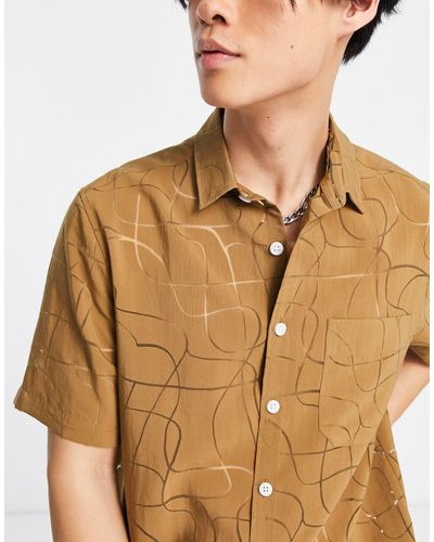 Collusion Camisa color moca con diseño a láser peached summer - Blanco