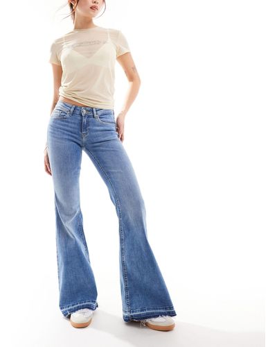 ONLY Jeans a vita bassa con fondo molto ampio sceso lavaggio medio - Blu
