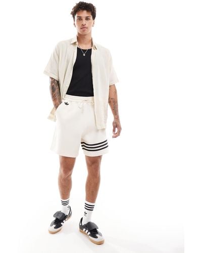 adidas Originals – neuclassics – shorts - Weiß
