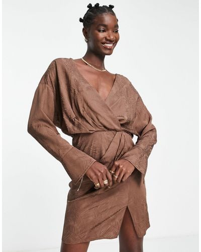 ASOS Robe courte en satin à manches longues avec poignets resserrés et jupe plissée - chocolat - Marron