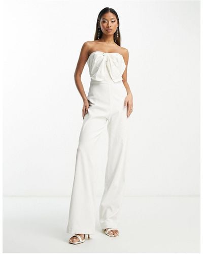 Hope & Ivy Tuta jumpsuit da sposa a fascia color avorio con fiocco - Bianco