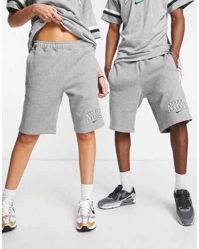Nike Pantalones cortos gris oscuro jaspeado unisex con logo universitario retro