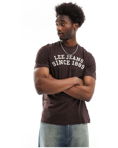 Lee Jeans T-shirt vestibilità comoda con logo ad arco sul davanti - Marrone
