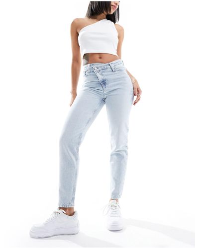 Calvin Klein Mom jeans lavaggio chiaro con incrocio - Blu