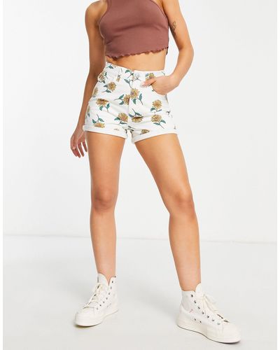 Miss Selfridge – boyfriend-shorts mit sonnenblumenprint - Weiß