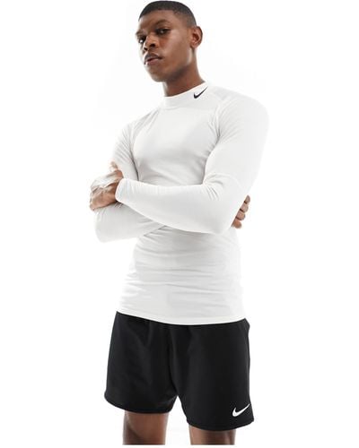 Nike Pro - t-shirt attillata a maniche lunghe bianca con collo alto - Bianco
