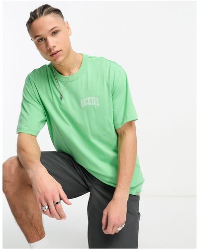 Dickies Camiseta verde con logo universitario en la parte izquierda del pecho aitkin