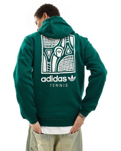 adidas Originals Felpa con cappuccio e stampa a tema tennis sul retro - Verde