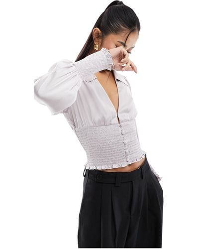 Miss Selfridge – farbene bluse aus satin mit v-ausschnitt und knopfleiste - Weiß