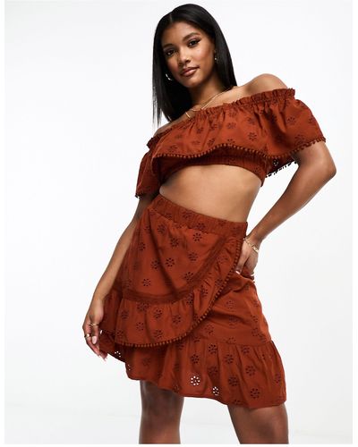 Threadbare Minifalda color óxido cruzada con bordado inglés - Rojo