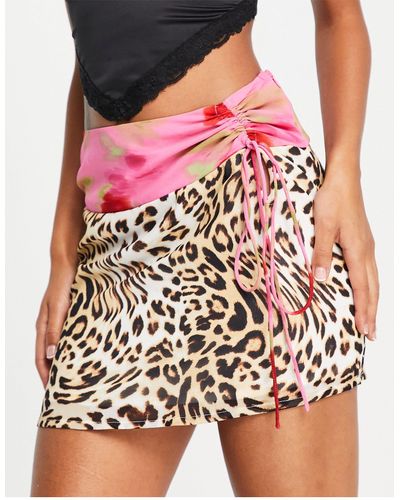 AsYou Mini-jupe d'ensemble froncée sur le côté - imprimé léopard à fleurs - Rouge