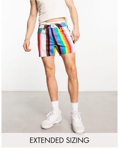 ASOS – kurz geschnittene jeans-shorts mit regenbogenprint - Weiß
