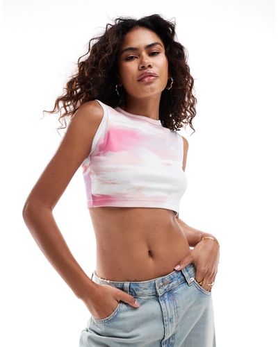 Calvin Klein – kurzes trägershirt mit mehrfarbigem aufdruck - Weiß