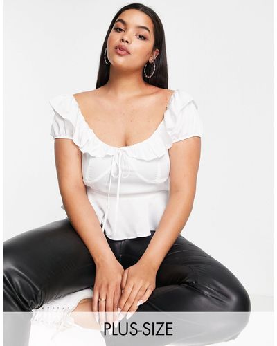 Missguided Blusa bianca con scollo bardot e volant - Bianco