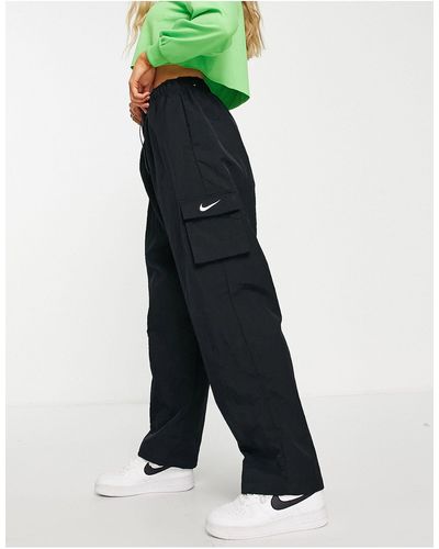 Nike Pantaloni cargo neri con logo piccolo - Nero