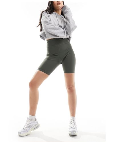 In The Style – figurformende leggings-shorts - Grün