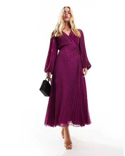 ASOS Robe portefeuille longue en mousseline plissée en mousseline plumetis avec boutonnage - magenta - Violet