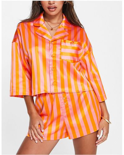 Monki Pyjama avec short rayé en satin - rose et orange