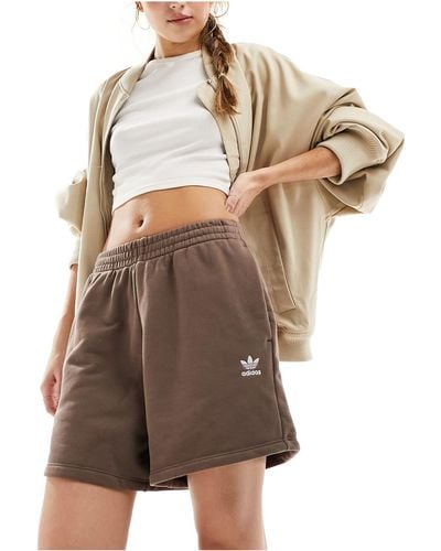 adidas Originals – essentials – shorts aus jersey - Mehrfarbig