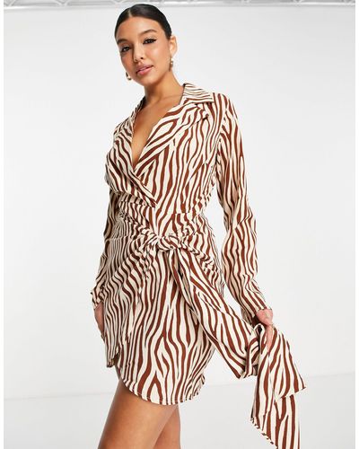In The Style X billie faiers - robe à volants avec détail croisé - marron léopard - Multicolore