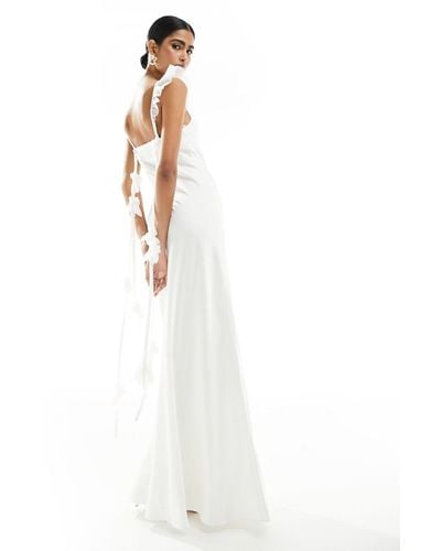 Forever New Vestito lungo da sposa color avorio con strascico con rose - Bianco