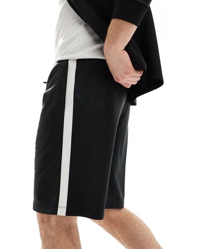 ASOS 4505 Pantalones cortos deportivos s con raya lateral blanca en contraste - Negro