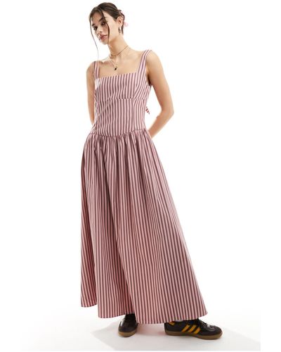 Glamorous Vestido largo a rayas marrones y rosas con escote cuadrado, falda - Marrón