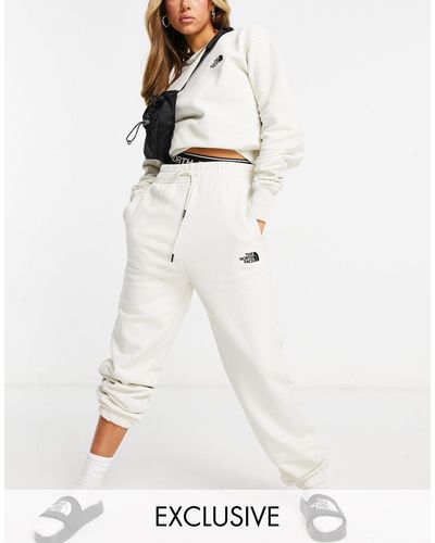 The North Face Oversized Essential jogger - White