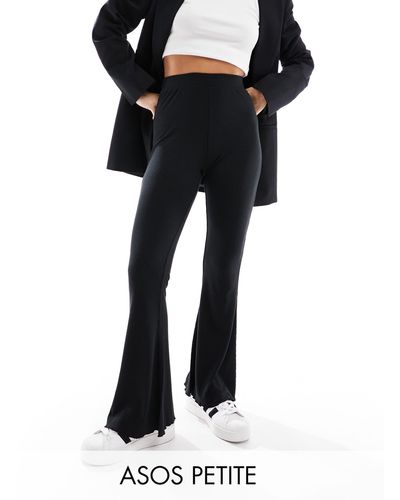 ASOS Asos design petite - pantalon évasé côtelé à ourlet ondulé - Noir