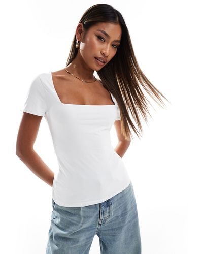Abercrombie & Fitch T-shirt à encolure carrée en tissu mat doux - Blanc