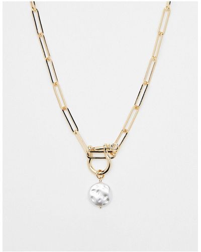 French Connection Collar dorado estilo cadena con perlas sintéticas - Blanco