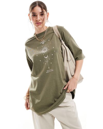 ONLY – übergroßes t-shirt mit kosmischem print - Grün