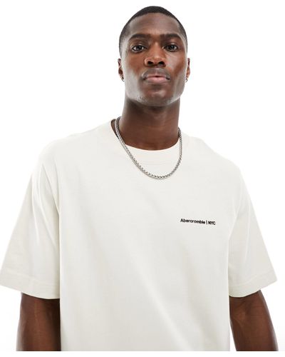 Abercrombie & Fitch T-shirt avec petit logo sur la poitrine - cassé - Blanc