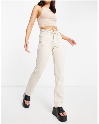 ASOS – jeans mit mittelhohem bund, geradem bein und riemchendetail - Weiß