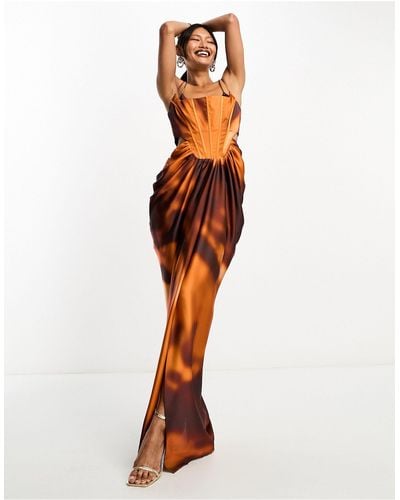 ASOS Robe corset longue satinée à découpe et armatures avec jupe drapée et imprimé flouté - Orange