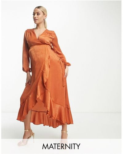Flounce London Robe portefeuille longue en satin à manches longues - cannelle - Orange