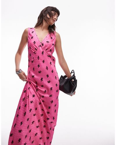TOPSHOP – mittellanges jacquard-trägerkleid mit v-ausschnitt und blumenmuster - Pink
