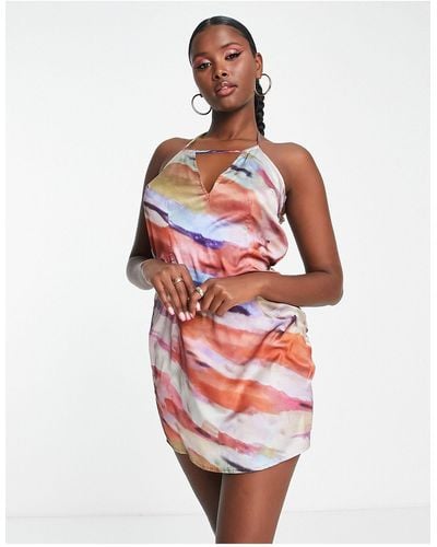 In The Style X yasmin devonport - exclusivité - robe nuisette courte en satin à décolleté plongeant et imprimé abstrait - Multicolore