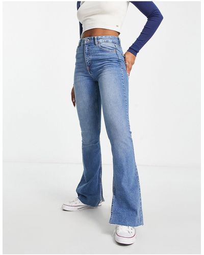 Pull&Bear Flared Jeans Met Hoge Taille En Gespleten Zoom - Blauw