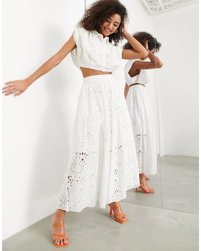 ASOS Falda midi blanca con diseño bordado, cintura elástica y pliegues - Blanco