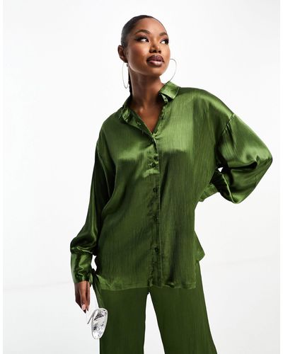 In The Style – exklusive, strukturierte oversize-hemdbluse aus khakifarbenem satin, kombiteil - Grün